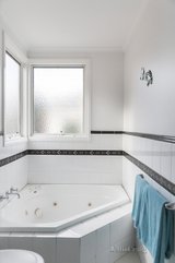 https://images.listonce.com.au/custom/160x/listings/6-zoe-circuit-northcote-vic-3070/707/00660707_img_09.jpg?cP00ZiowbPw