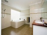 https://images.listonce.com.au/custom/160x/listings/62-sunset-drive-kilsyth-south-vic-3137/109/01525109_img_09.jpg?FPQfhYSMAcA