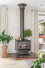https://images.listonce.com.au/custom/160x/listings/7-derwent-street-mentone-vic-3194/502/01702502_img_04.jpg?ZtAz88yE_B0