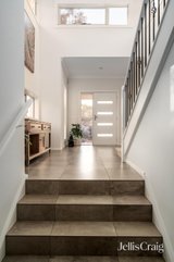 https://images.listonce.com.au/custom/160x/listings/7-evergreen-view-eltham-north-vic-3095/911/01843911_img_03.jpg?Us3e7prj9b8