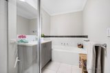 https://images.listonce.com.au/custom/160x/listings/7-oscar-drive-sebastopol-vic-3356/960/01734960_img_09.jpg?-mTXPkBuzVg