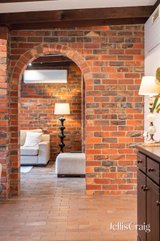 https://images.listonce.com.au/custom/160x/listings/7-sunray-court-donvale-vic-3111/555/01987555_img_03.jpg?toyO4AlRa60