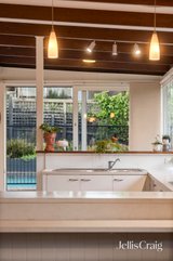 https://images.listonce.com.au/custom/160x/listings/7-sunray-court-donvale-vic-3111/555/01987555_img_10.jpg?4oi54jgbs5Y