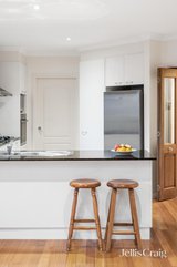https://images.listonce.com.au/custom/160x/listings/733-35-oban-road-ringwood-vic-3134/129/01748129_img_06.jpg?SYmQEQTNgVg