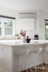 https://images.listonce.com.au/custom/160x/listings/8-cairnes-crescent-brighton-vic-3186/676/01908676_img_11.jpg?v2FAoNf3MAA