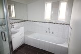 https://images.listonce.com.au/custom/160x/listings/8-clarke-avenue-belmont-vic-3216/194/01572194_img_07.jpg?HYCc27dagNs