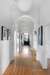 https://images.listonce.com.au/custom/160x/listings/8-elmie-street-hawthorn-vic-3122/947/01691947_img_02.jpg?JHD43OlT4UI