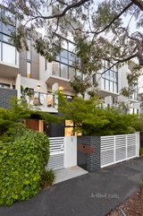 https://images.listonce.com.au/custom/160x/listings/8-graham-street-albert-park-vic-3206/710/01600710_img_01.jpg?0yRYP_WhiS0