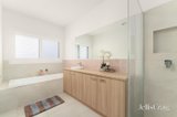https://images.listonce.com.au/custom/160x/listings/8-hutchinson-drive-lucas-vic-3350/377/01901377_img_15.jpg?ghuvw8khy-o