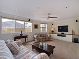 https://images.listonce.com.au/custom/160x/listings/8-plumtree-rise-croydon-hills-vic-3136/413/01525413_img_04.jpg?9pU6snmD2ps