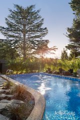 https://images.listonce.com.au/custom/160x/listings/8-tandarook-crescent-donvale-vic-3111/992/01936992_img_18.jpg?EVZXs-Tpz8Q