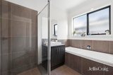 https://images.listonce.com.au/custom/160x/listings/8-tributary-way-woodend-vic-3442/909/01896909_img_11.jpg?6cuj2IUw3wQ