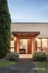 https://images.listonce.com.au/custom/160x/listings/8-whitefriars-way-donvale-vic-3111/164/01954164_img_04.jpg?vGwUeiOLZX8