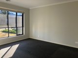 https://images.listonce.com.au/custom/160x/listings/8-winlaton-way-woodend-vic-3442/220/01768220_img_05.jpg?bX1POOojqkU