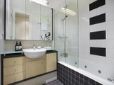 https://images.listonce.com.au/custom/160x/listings/81a-ormond-esplanade-elwood-vic-3184/077/01794077_img_09.jpg?5AOIlf4t_6g