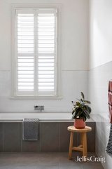https://images.listonce.com.au/custom/160x/listings/84-queen-street-reservoir-vic-3073/609/01927609_img_16.jpg?df3XOChNEtc
