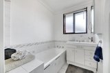 https://images.listonce.com.au/custom/160x/listings/9-fairbairn-drive-corio-vic-3214/842/01698842_img_07.jpg?N7k7IX_xZIg