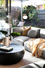 https://images.listonce.com.au/custom/160x/listings/9-henry-street-northcote-vic-3070/667/01024667_img_04.jpg?QikZVGPKwxI