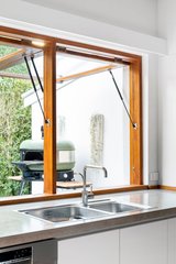 https://images.listonce.com.au/custom/160x/listings/9-mccrae-street-elwood-vic-3184/928/01735928_img_10.jpg?fNCTuVBPwAI