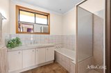 https://images.listonce.com.au/custom/160x/listings/9-yeats-street-castlemaine-vic-3450/059/01767059_img_10.jpg?CYTSQPnQQzE