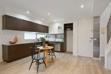 https://images.listonce.com.au/custom/160x/listings/9231-glen-huntly-road-elsternwick-vic-3185/398/01048398_img_05.jpg?FtLSBdPhsKs