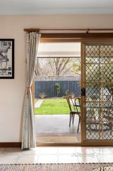 https://images.listonce.com.au/custom/160x/listings/98-raleigh-street-thornbury-vic-3071/656/01583656_img_15.jpg?h8BF6wd6_JU