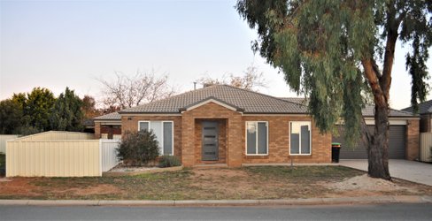 1 Arrowsmith Crescent, MOOROOPNA VIC 3629