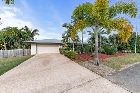 1 Beames Crescent, CANNON VALLEY QLD 4800