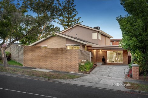 1 Carinya Court Mount Waverley 3149