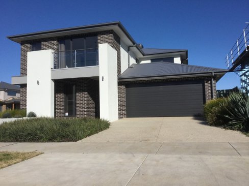 1 Cinnamon Drive, LAKE GARDENS VIC 3355