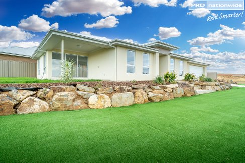1 Dupree Boulevard, LLOYD NSW 2650
