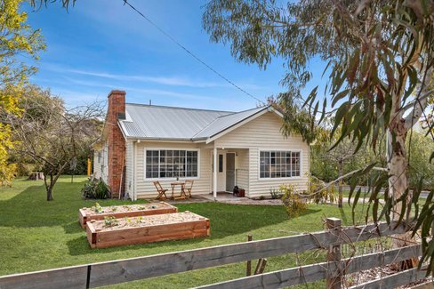 1 Hendley Street Woodend 3442