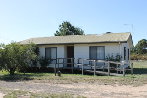 1 Luttet Street, CRESWICK VIC 3363