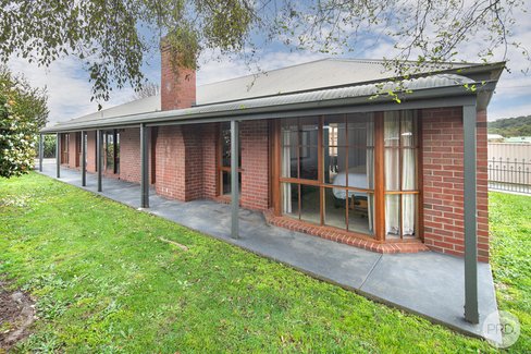 1 Mancev Court, BROWN HILL