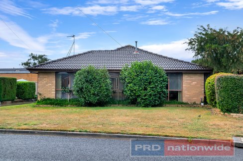 1 Rowan Parade, WENDOUREE VIC 3355