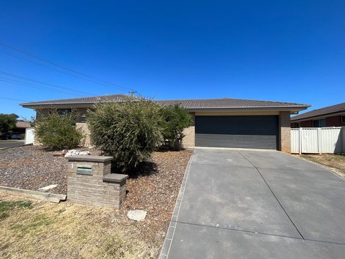 1 Stanley Close, TAMWORTH NSW 2340