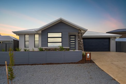 1 Warrock Place, BOURKELANDS NSW 2650