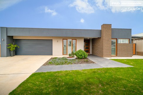 10 Cootamundra Boulevarde, GOBBAGOMBALIN NSW 2650