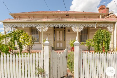 10 Doveton Crescent, SOLDIERS HILL VIC 3350