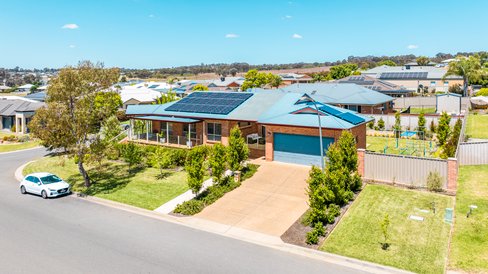 10 Fisher Place, LLOYD NSW 2650