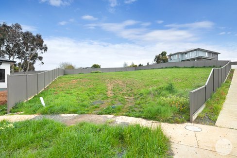 10 Home Valley Chase, BROWN HILL VIC 3350