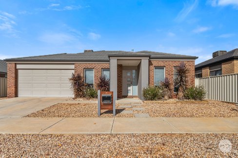 10 Lachlan Street, EPSOM VIC 3551