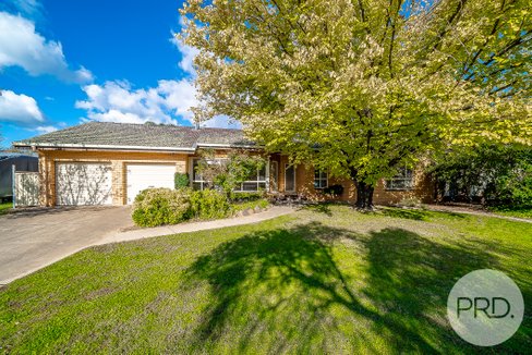 10 Norfolk Avenue, LAKE ALBERT NSW 2650