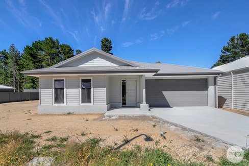 10 Oaktree Lane, CRESWICK VIC 3363