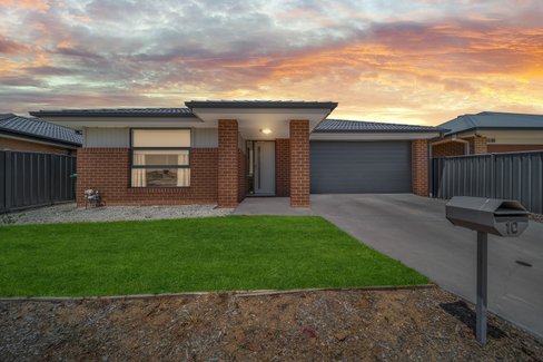 10 Parkview Boulevard, HUNTLY VIC 3551