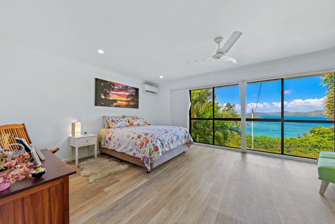 10 Passage Avenue, SHUTE HARBOUR QLD 4802
