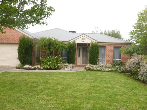 10 St Michaels Place, LAKE GARDENS VIC 3355
