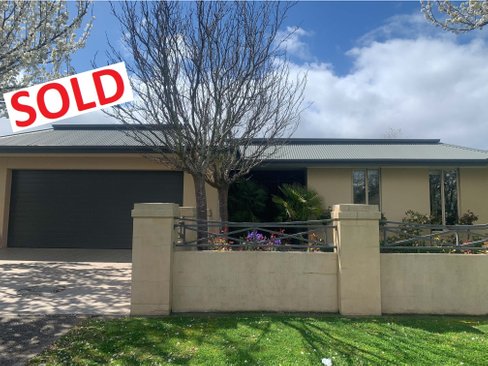 10 Stirling Drive, LAKE GARDENS VIC 3355