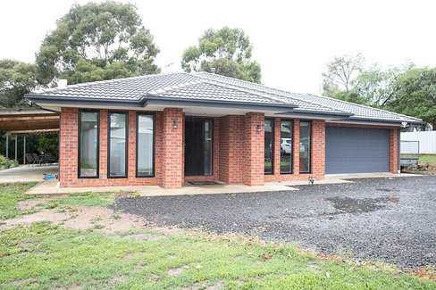 10 Urquhart Street, GORDON VIC 3345