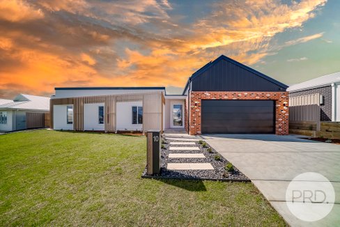 10 Valencia Drive, GOBBAGOMBALIN NSW 2650